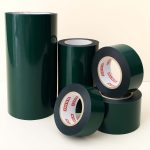 چسب فوم دو طرفه دارای مزایای فراوانی است که آن را به یکی از محبوب‌ترین انواع چسب‌ها تبدیل کرده است.