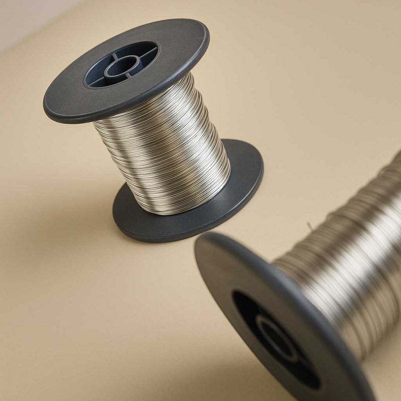 عکس نزدیک از سیم مسی قلع اندود با روکش نازک برای مقاومت در برابر اکسیداسیون. مناسب برای مصارف تابلو LED.