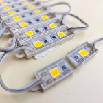 یکی از چالشهای حروف سازی و تابلوسازی ،نور قسمت هایی از حروفه که قطر قلم کم دارند یا مثل نقطه ها فضای کمی برای اس ام دی ذارند.