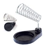 تصویری از پایه هویه ایمن لحیم‌کاری، شامل نگهدارنده فنری فلزی، پایه سنگین و محل قرارگیری اسفنج یا پشم برنجی برای تمیز کردن نوک هویه.