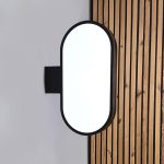 تصویر تابلو لایت باکس کپسولی عمودی با فریم فلزی و طراحی مدرن مناسب برای فضاهای محدود و دیوارهای باریک.