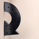 فریم فلزی لایت باکس فانتزی لامپینو با نورپردازی خیره‌کننده لاسوگاسی، مناسب برای نشان‌دهنده جهت در کافه‌ها، رستوران‌ها و فضاهای هنری.