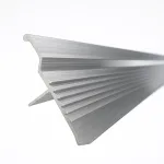 سپری آلومینیومی تابلوسازی در کنار کلیپس و نوار مغزی مخصوص تابلو فلکسی - ملزومات تابلوسازی مهر