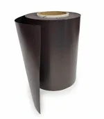 رول ورق مگنتی قهوهای تیره با ضخامت ۰٫۵ میلیمتر، مناسب تابلو سازی و چاپ تبلیغات مغناطیسی