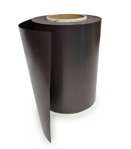 رول ورق مگنتی قهوه‌ای تیره با ضخامت ۰٫۵ میلی‌متر، مناسب تابلو سازی و چاپ تبلیغات مغناطیسی