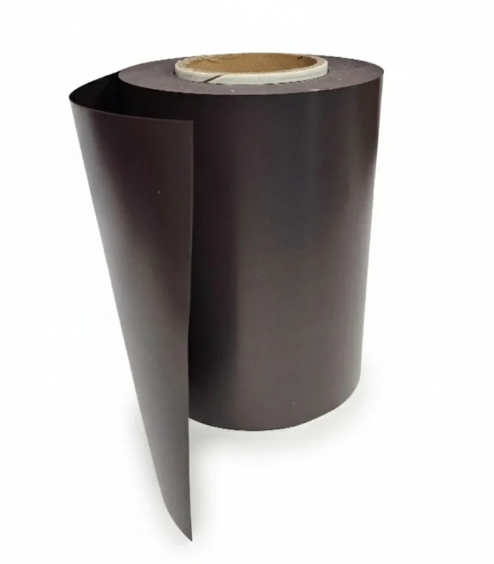 رول ورق مگنتی قهوه‌ای تیره با ضخامت ۰٫۵ میلی‌متر، مناسب تابلو سازی و چاپ تبلیغات مغناطیسی